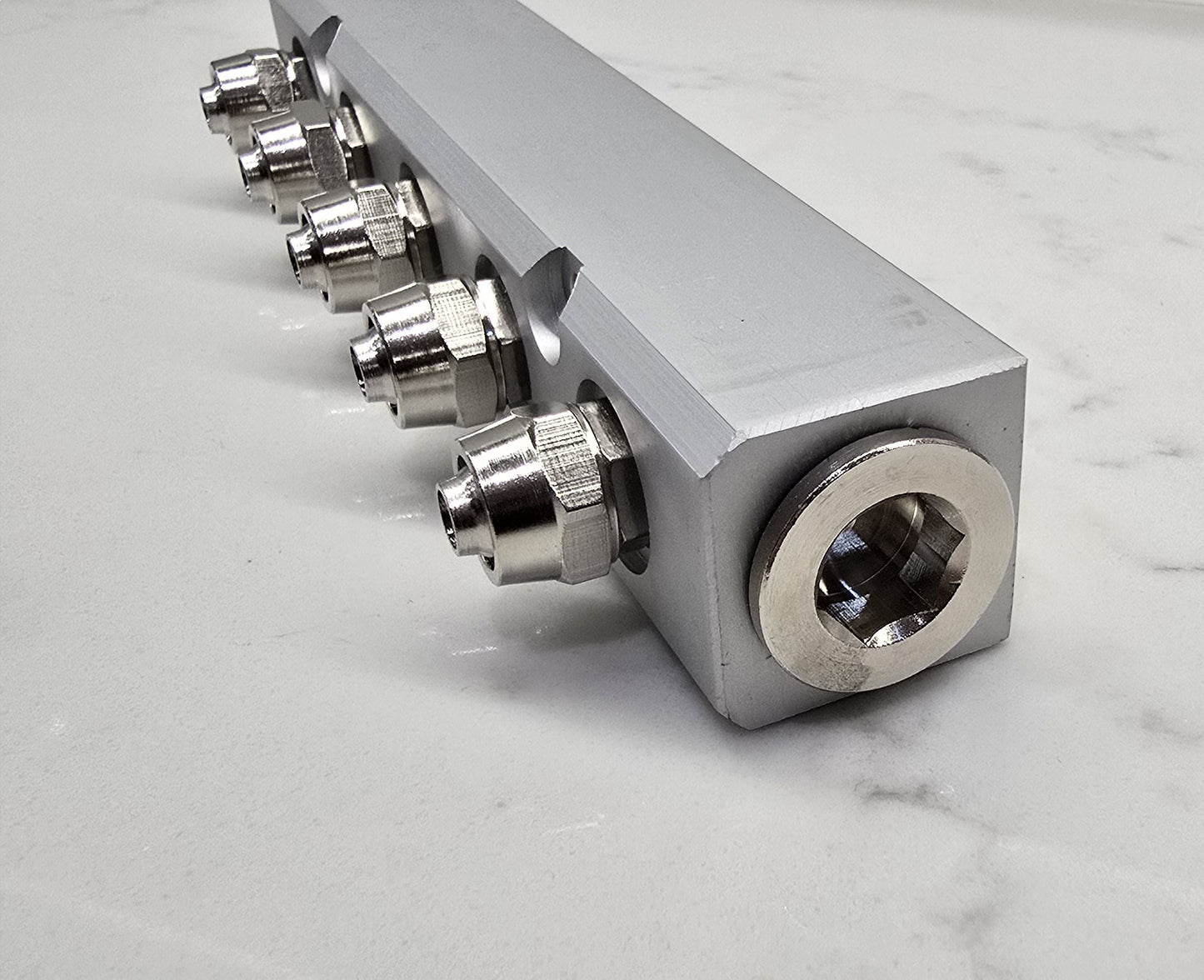 MANIFOLD BLOCK WITH HOSE CONNECTIONS 6 5 4 3 2 WAY