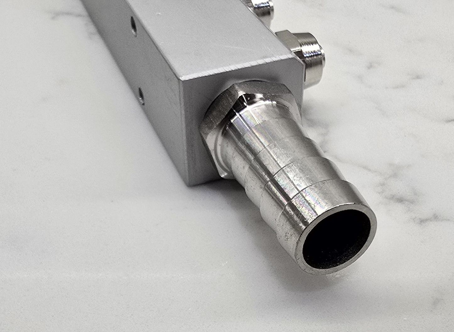 MANIFOLD BLOCK WITH HOSE CONNECTIONS 6 5 4 3 2 WAY